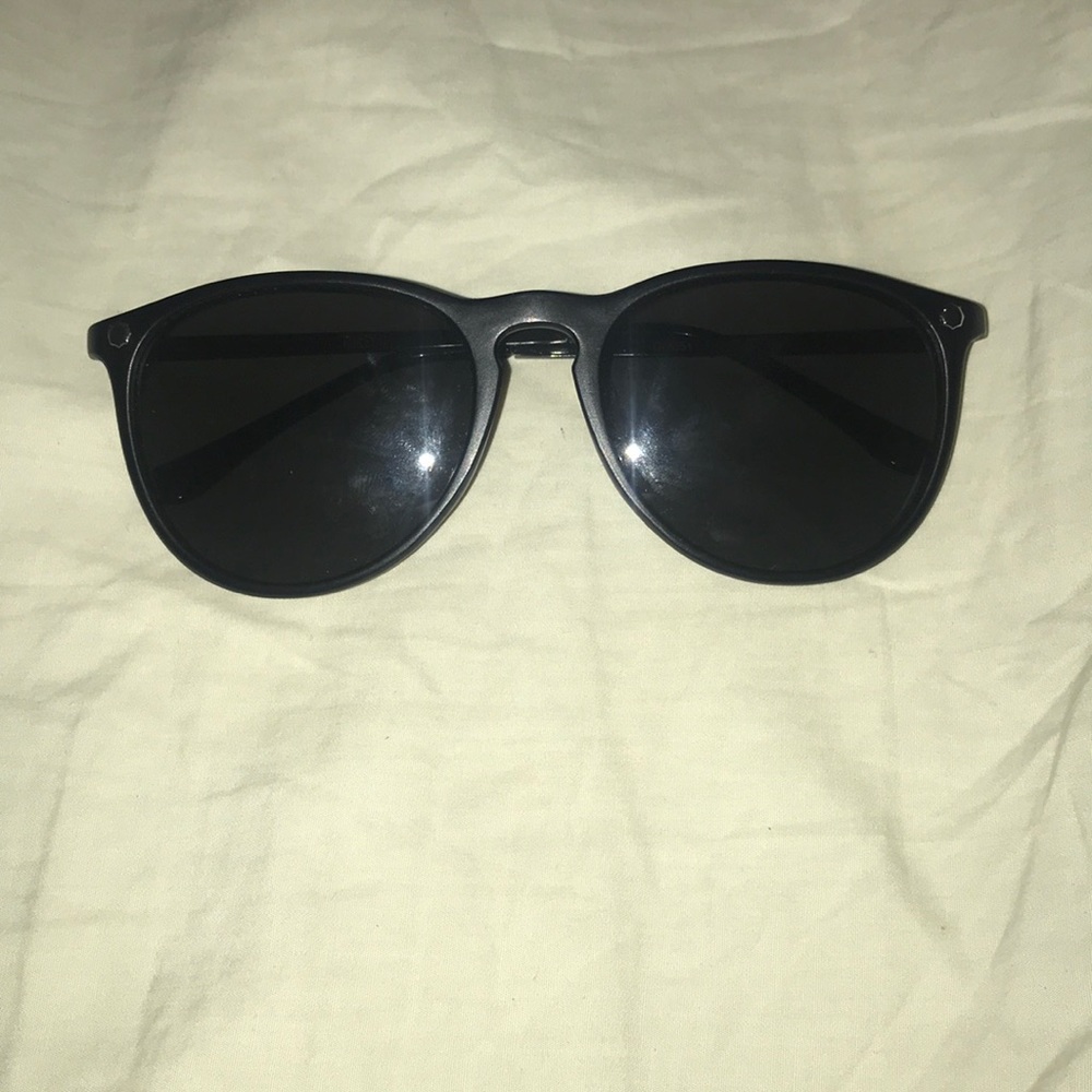 Matte black Glassy sunglasses